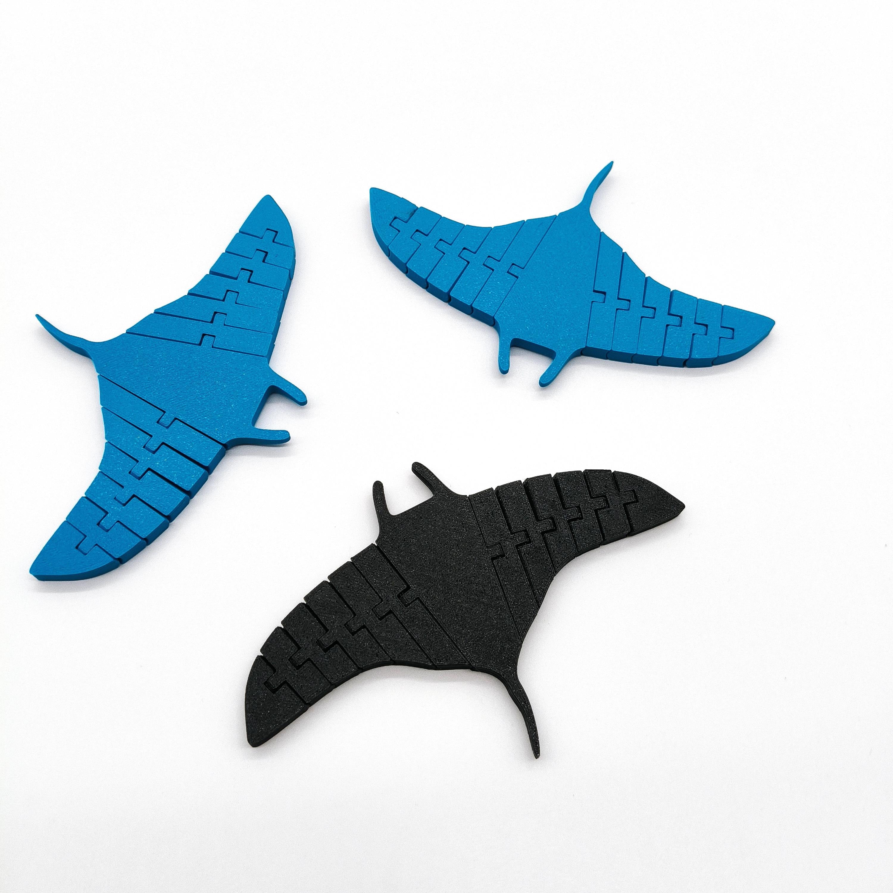 Articulated Manta Ray – Relaxing Fidget Toy for Stress Relief – Satisfying Sensory Toy for Adults – Unique Gift & Desk Decoration